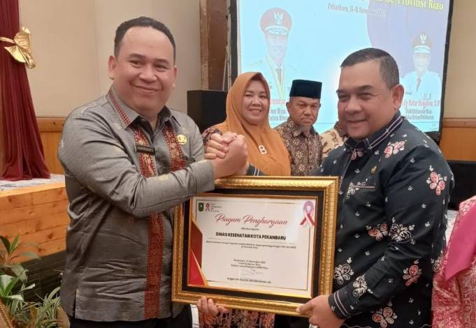 Diskes Pekanbaru Terima Penghargaan Penanggulangan AIDS