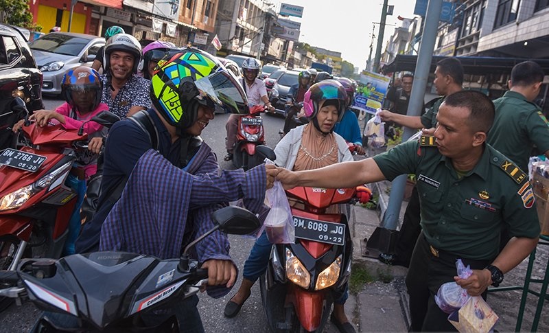 Mantap, Prajurit Korem 031/WB bagikan ratusan takjil di Pekanbaru 