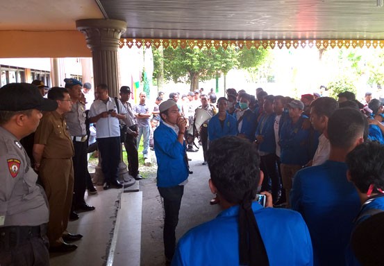 Demo ke KPU, Mahasiswa UIR Desak Usut Kematian 18 Orang KPPS di Riau 