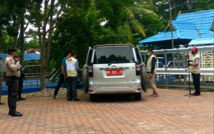 Usai Geledah Kantor dan Rumah Dinas Walikota Dumai, KPK Bawa Dua Koper 