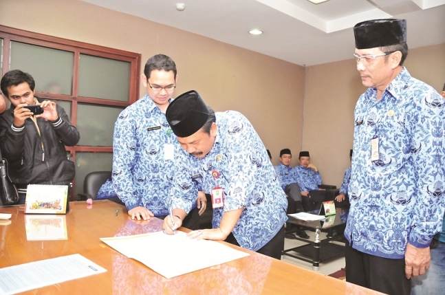 Karo Humas Setdaprov Riau Pukul Mahasiswa 