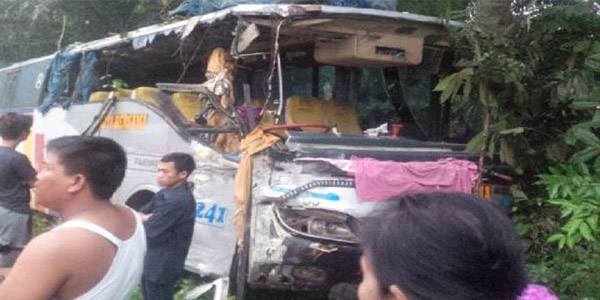 Dua Bus Lakalantas di Tambusai, 1 Penumpang Tewas, 6 Luka 