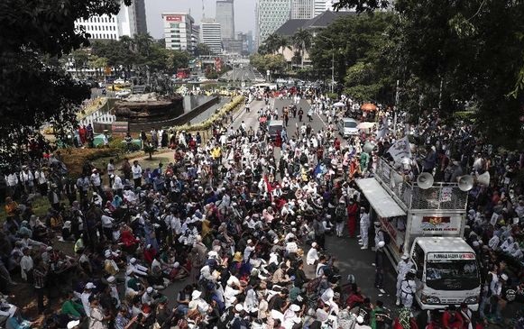 Massa Aksi Kawal Putusan MK Berkumpul di Medan Merdeka Barat
