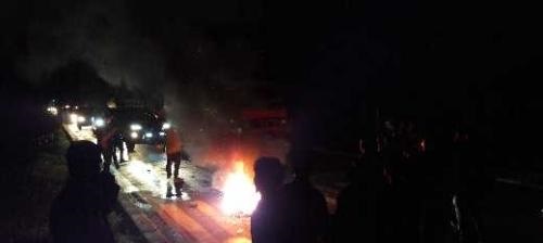 Ratusan Mahasiswa Memblokir Jalan Soekarno-Hatta Dumai dengan Membakar Ban Bekas