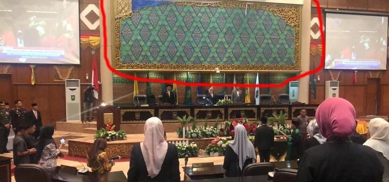 Backdrop Sidang Paripurna DPRD Riau Dirobek Orang Tak Dikenal, Siapa Pelakunya?