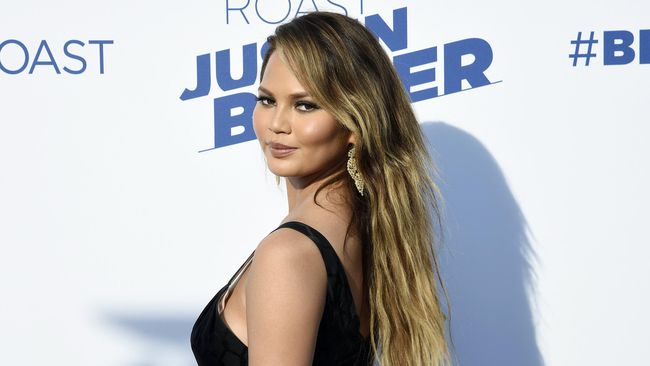 Liburan di Bali, Istri John Legend Jaga Kesehatan dengan Yoga 