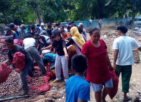 Warga Bengkalis Berebut Sisa Bawang Pemusnahan Aparat 