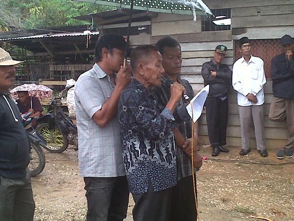Di Bawah Guyuran Hujan, Semangat Warga Tetap Terbakar Minta Kades Mundur 