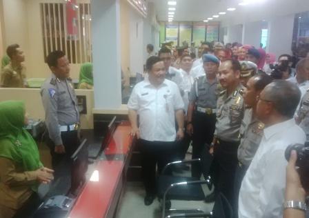 Layananan Dua Loket Dilaunching Gubri, Samsat Pekanbaru Kota akan Jadi Percontohan di Indonesia 