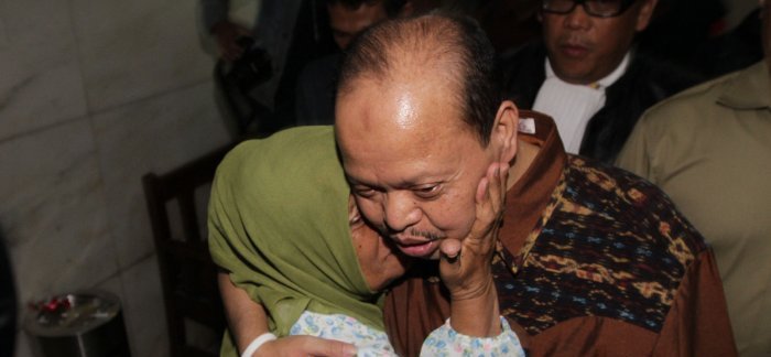 Anak dan Istri Sutan Bhatoegana Berurai Airmata