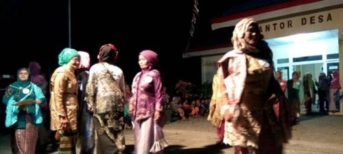 Unik, di Alai Selatan Kabupaten Meranti, Nenek-nenek Juga Ikut Fashion Show 