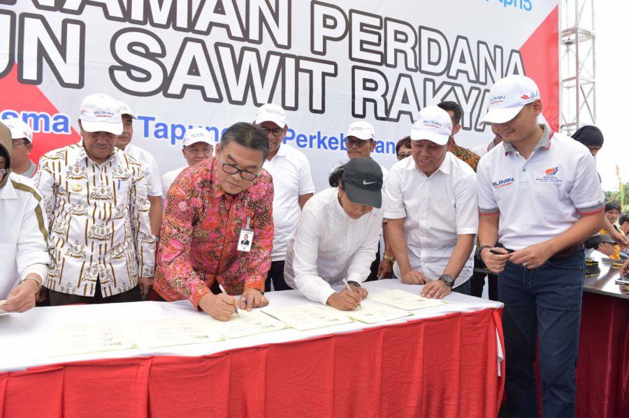 Bersama Menteri BUMN Dirut Bank Riau Kepri Teken MOU 