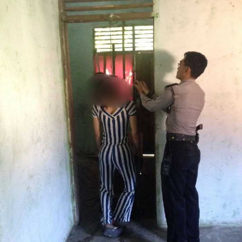 Geger, Pria Berdandan Wanita Ditemukan Tewas Bunuh Diri di Belakang Rumah