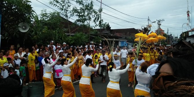 Meriahnya, Tradisi Siat Yeh Warga Banjar Teba Jimbaran