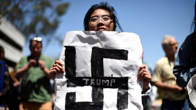 Diadang Demonstran, Trump Terpaksa Jalan Kaki ke Konvensi