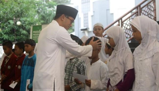 Rayakan 10 Muharram 1438 H, Masyarakat Santuni Anak Yatim di Desa Tanjung Berulak