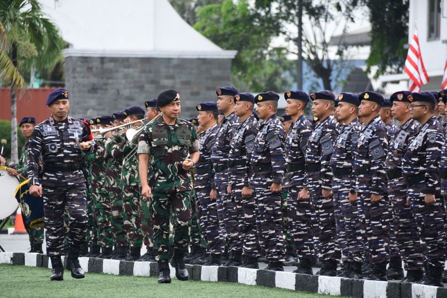 Panglima TNI Sambut KRI Dr Rajiman Usai Misi Kemanusian Dalam Satgas Port Visit Mesir 2024