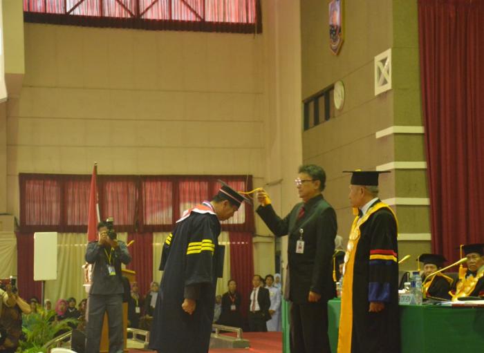 Walikota Pekanbaru Firdaus MT Wisuda S3 di IPDN Jatinagor 