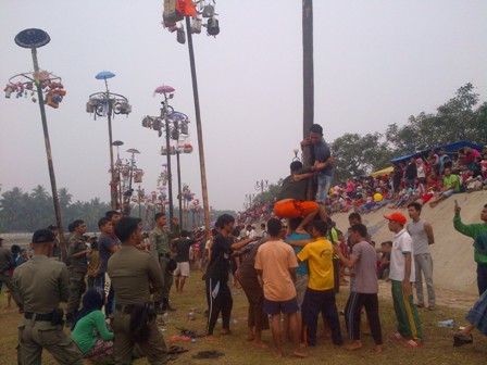 Ribuan Masyarakat Rohul Hadiri Panjat Pohon Pinang di Tepi Sungai Batang Lubuh