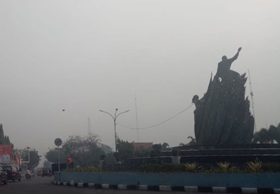 Diselimuti Kabut Asap, Jarak Pandang di Pekanbaru Hanya Seribu Meter 