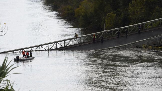 Jembatan Gantung di Prancis Ambruk, Dua Orang Tewas 