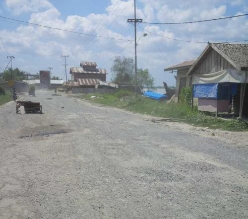 Jalan Penuh Debu, Pendapatan Pedagang di Tembilahan Menurun Drastis