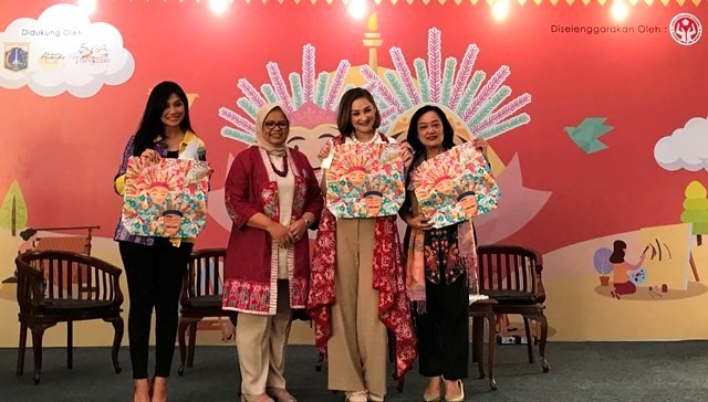 Cara Mona Ratuliu Mengajarkan Anak Lebih Kreatif