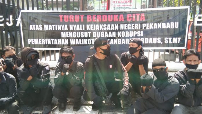 Kejaksaan Negeri Pekanbaru ‘Dihadiahi’ Keranda Mayat