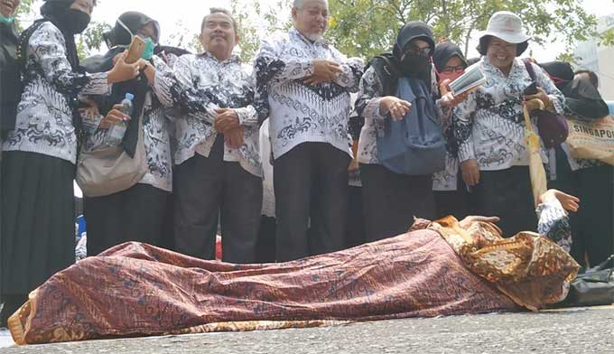 Guru Sholat Jenazah, Longmarch ke Kantor Gubernur 