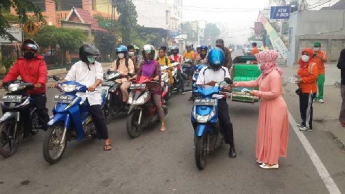 Keluarga Besar Unisi Bagikan 3.000 Masker
