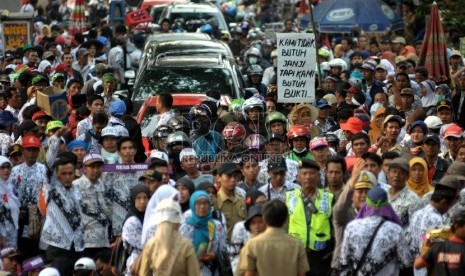 Guru Honorer Mengajar Seperti PNS, Gaji Hanya Rp200 Ribu