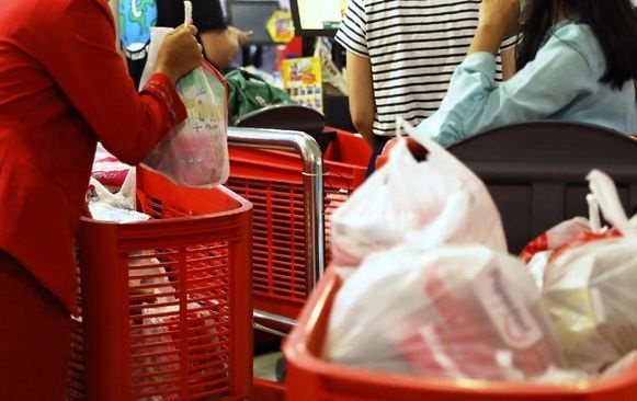 Pengusaha Ragu Plastik Berbayar Efektif Tekan Sampah