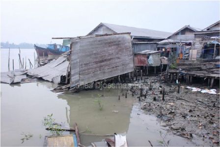 Empat Rumah di Kuala Enok Ambruk ke Sungai