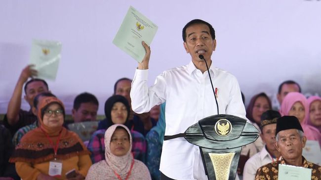 Jokowi Bagi-bagi Sertifikat dan Resmikan Alun-alun Cianjur 