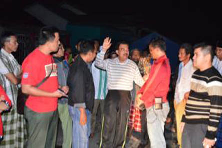 Tinjau Dampak Puting Beliung, Bupati Kampar Keliling Kampung Naik Sepeda Motor 
