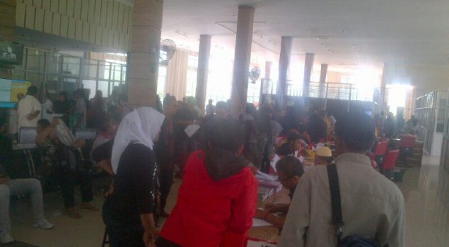 Ratusan Warga Geruduk Kantor Disdukcapil Siak, Ada Apa Ini?