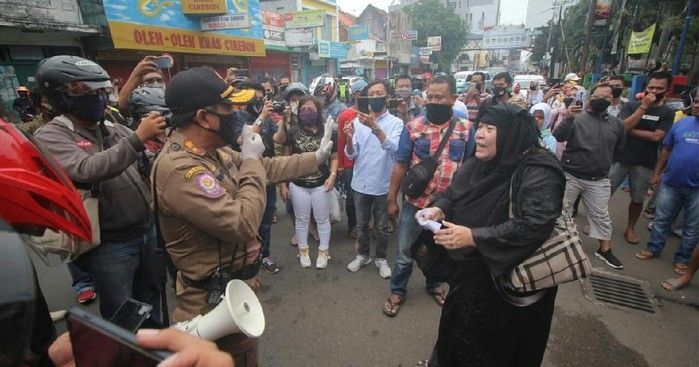 PSBB di Cirebon, Pedagang Ngamuk Saat Diminta Tutup Lapak 