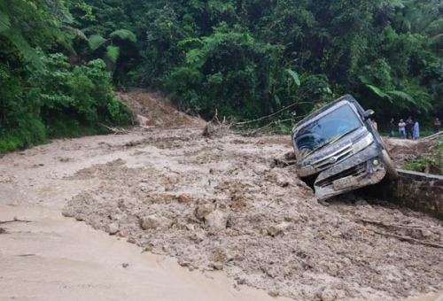 Longsor di Jalan Sumbar-Riau Satu Mobil Terseret 