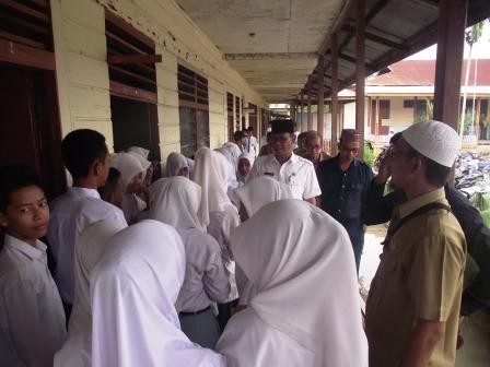Berkunjung ke Kubu, Pelajar SMA Berebut Salami Bupati Rohil 