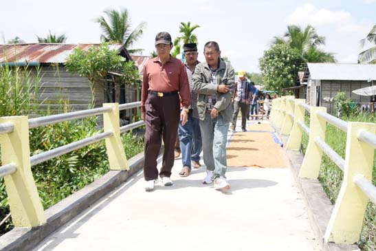 Bupati Wardan Meninjau Pembangunan Proyek Pemerintah di Batang Tuaka 