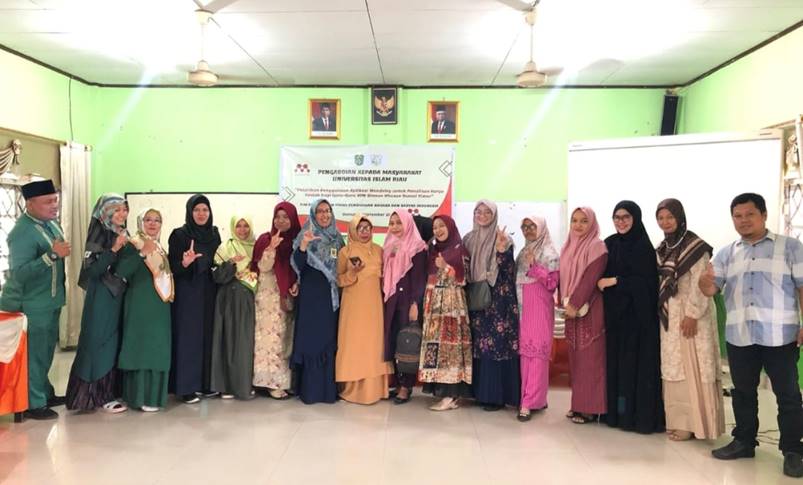  Tim Dosen PBSI UIR Berikan Pelatihan Penggunaan Aplikasi Mendeley di Dumai Timur