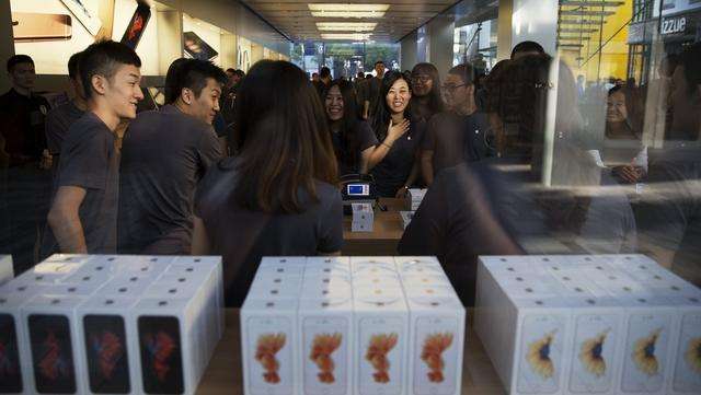 Duo iPhone 6s Mulai Dijual Perdana 