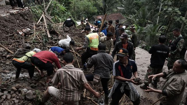 Tebing Setinggi 100 Meter Longsor di Wonosobo, Tiga Tewas 
