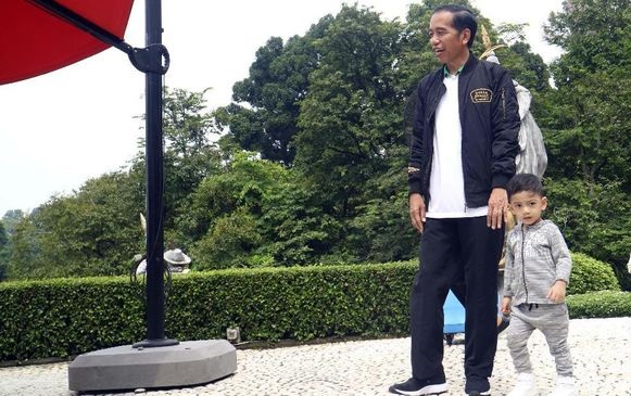 Belanja untuk Cucu, Jokowi Habis Rp400 Ribu di Pasar Kendari 