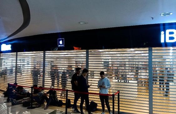 Trio Iphone 11 Resmi Dijual, Calon Pembeli Antre Sejak Subuh 
