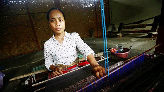 Lydia Malinda, Menjaga Harkat Tenun Sasak