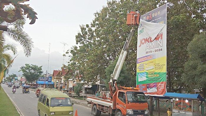 Target H-1 Pencoblosan Bersih, Bawaslu Pelalawan Riau Lanjutkan Pembongkaran APK