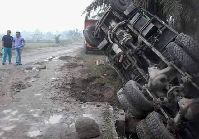 Tronton Bermuatan Pupuk Terperosok ke Parit 