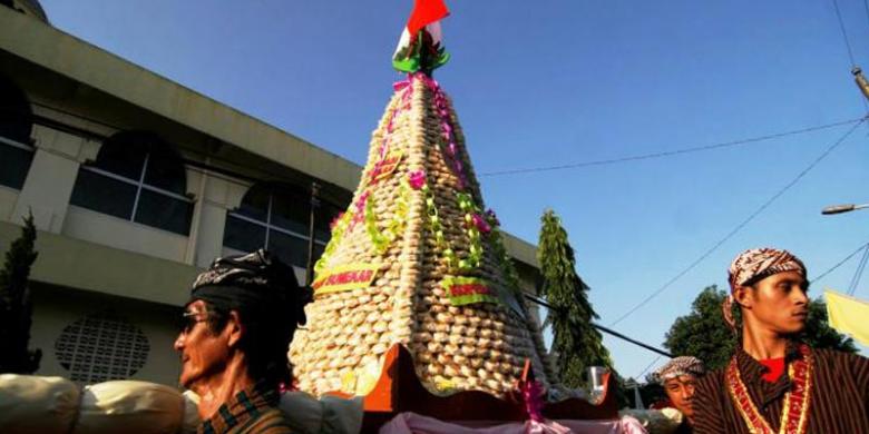 Seru, Warga Serbu Gunungan 8.000 Bakpia di Yogyakarta