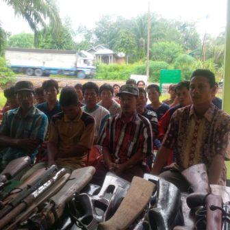 Termasuk Ratusan Amunisi, Warga Kemuning Serahkan 19 Senpi Rakitan Kepada TNI 